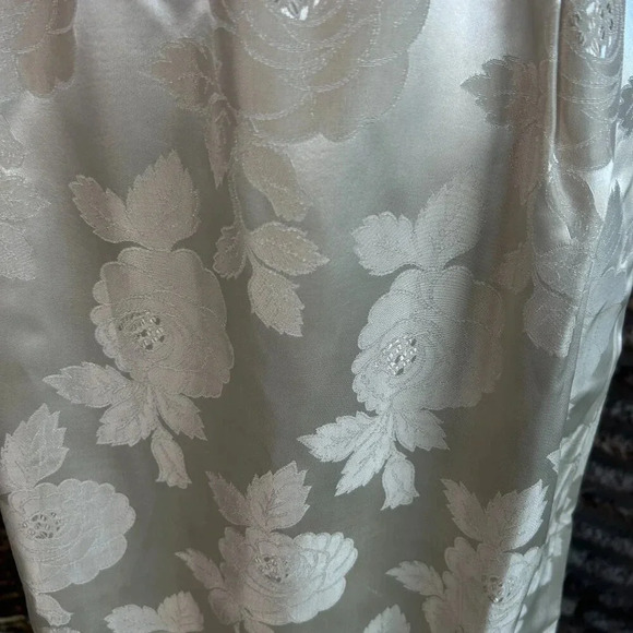 Vintage 60s Shiny Beige Floral Brocade with Glitter Acents - Picture 7 of 10